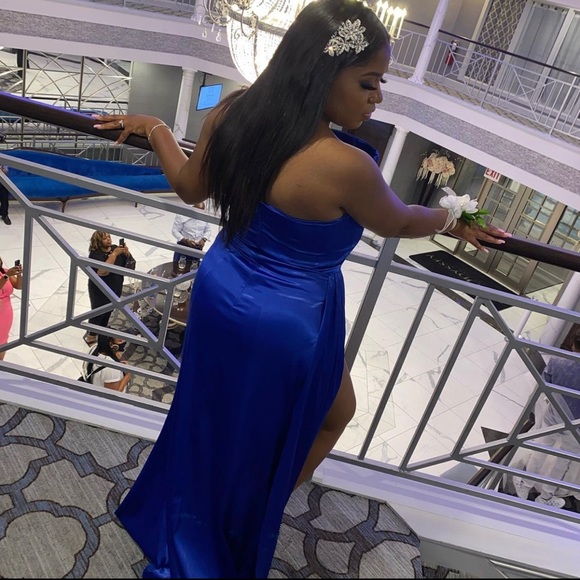 Worn once to a wedding.This is a gorgeous gown !! I got so many compliments ! - Picture 2 of 2